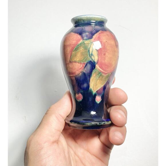 1920s Moorcroft “Pomegranate” Mini Ceramic Bud Vase, 4” Signed - Picture 3 of 10